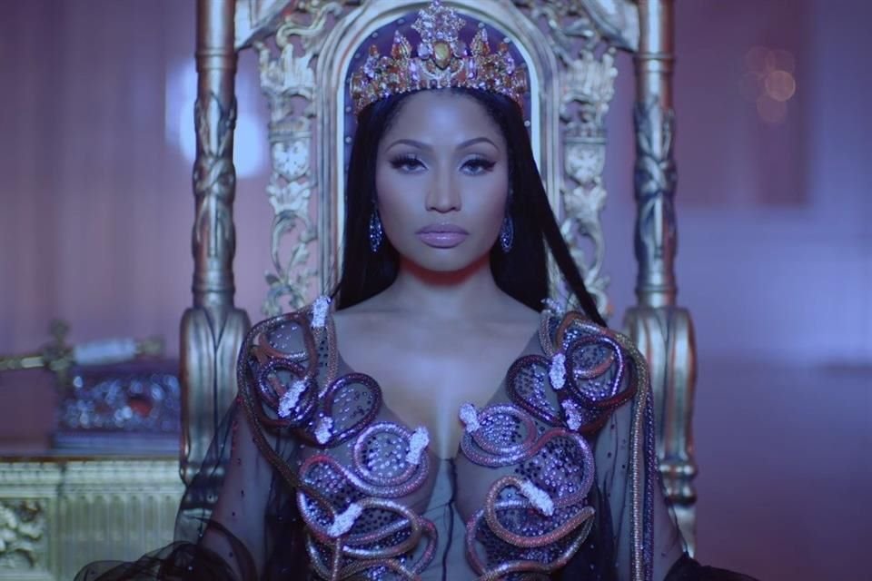 Nicki Minaj se corona en su nuevo video 'No Frauds'.