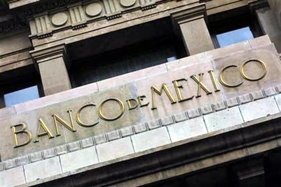 Entre los riesgos que mencionó Banxico que podrían afectar negativamente el crecimiento económico están el deterioro de la calificación crediticia del País y de Pemex.