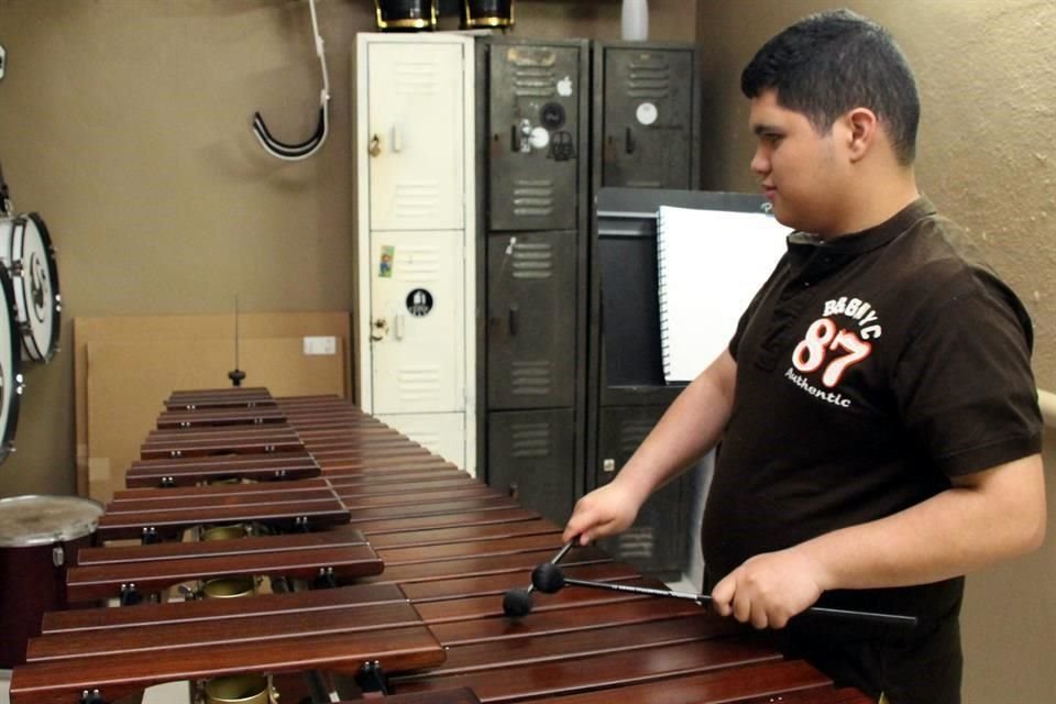 Enrique González estudia percusiones, especialidad en la que aún no hay un consenso de cómo escribir todos los signos, lo que vuelve más difícil la interpretación musical.