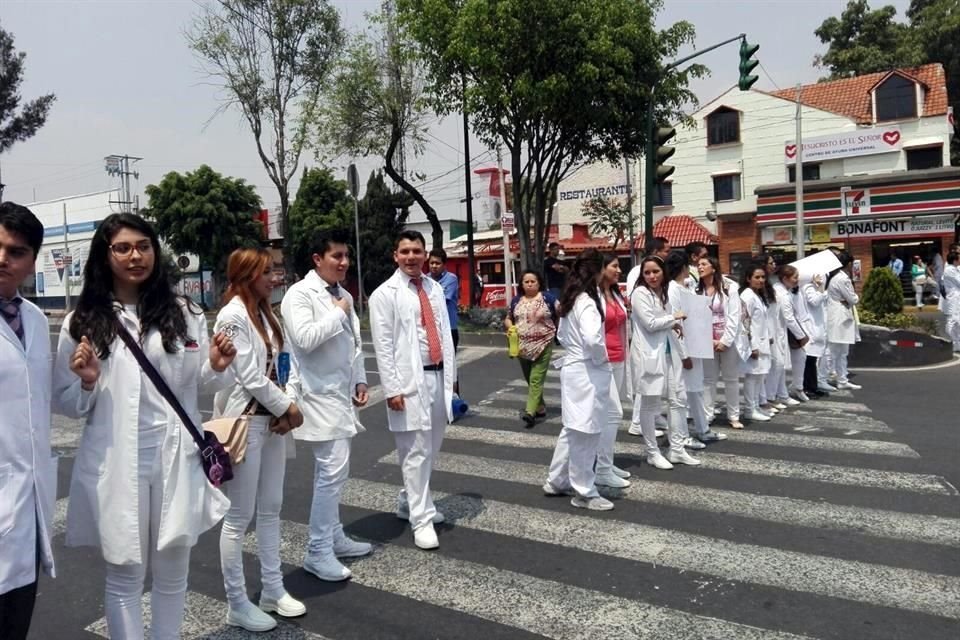 Médicos del Hospital Juárez se manifestaron en contra de la inseguridad en la zona y por asaltos que se han suscitado afuera del nosocomio.