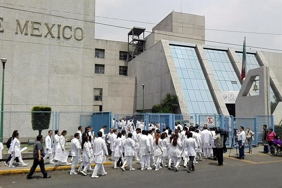 Después de manifestarse, los médicos se retiraron del lugar.