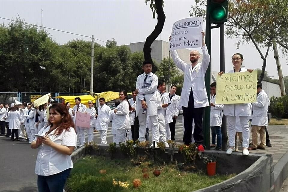 Ayer fue agredido un residente quien se encuentra en el hospital.