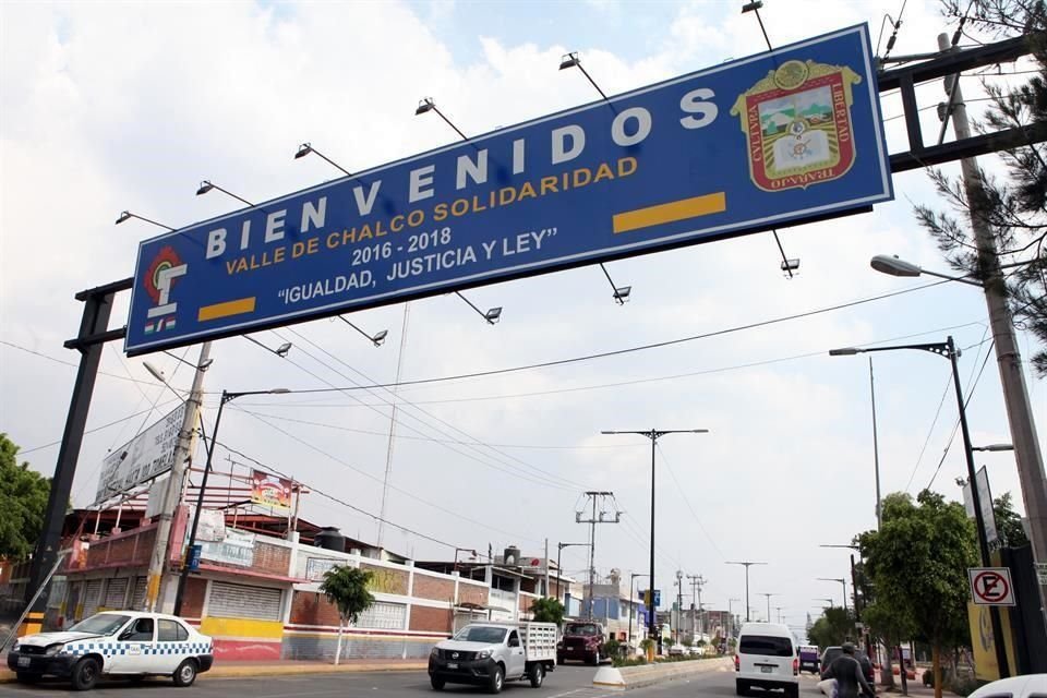 La entrada a Valle de Chalco Solidaridad es uno de los pocos espacios que tiene mantenimiento en calles, aceras y hasta en el letrero de bienvenida.