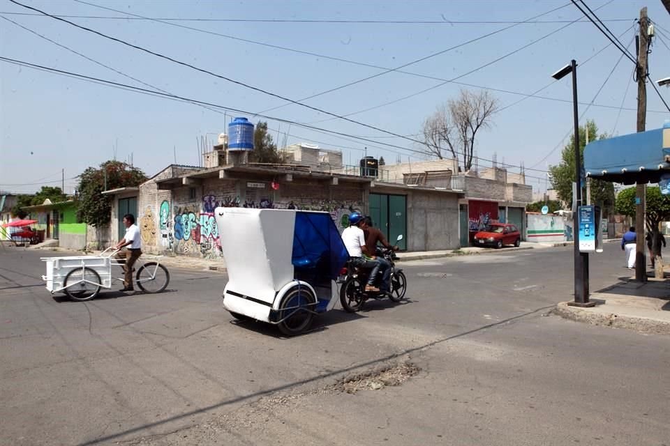 La falta de transporte de calidad muestra otro problema: a falta de red pública, una red de mototransportistas domina las calles de Valle de Chalco.