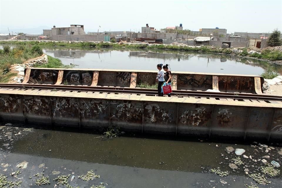 Las nuevas colonias, como San Miguel Tablas, son las que mayores problemas presentan. En esta zona falta pavimento, drenaje, agua potable y la luz apenas fue instalada en algunas manzanas.