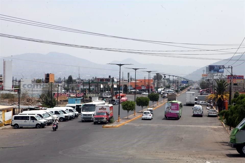 La avenida  Adolfo López Mateos, en Valle de Chalco Solidaridad, es de las principales y como tal está capturada por el comercio irregular y redes de transporte de combis, mototaxistas y camiones.