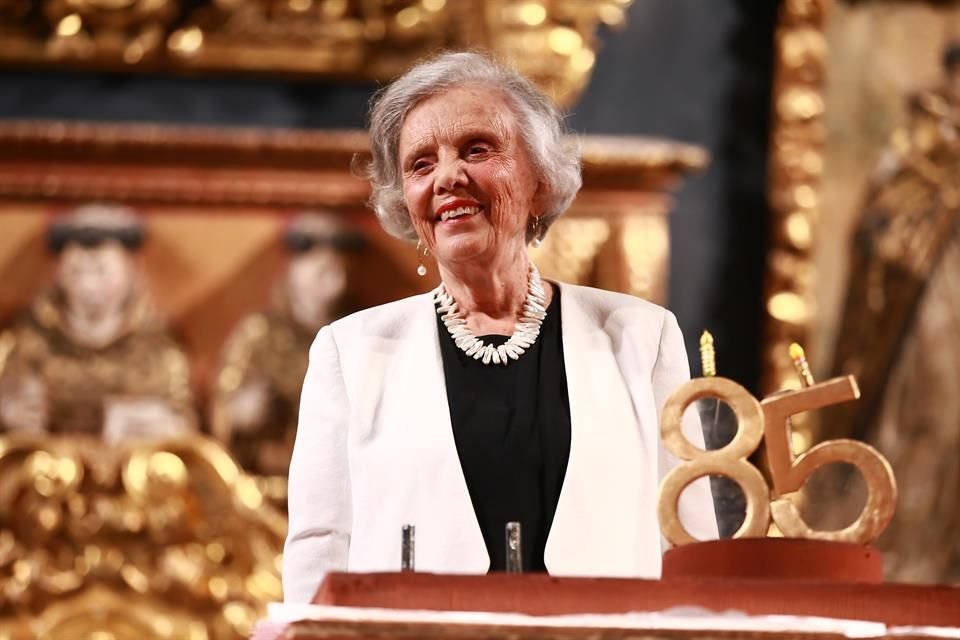 Elena Poniatowska recibió la Medalla Sor Juana Inés de la Cruz y fue festejada con pastel y mañanitas en vísperas de su cumpleaños 85.