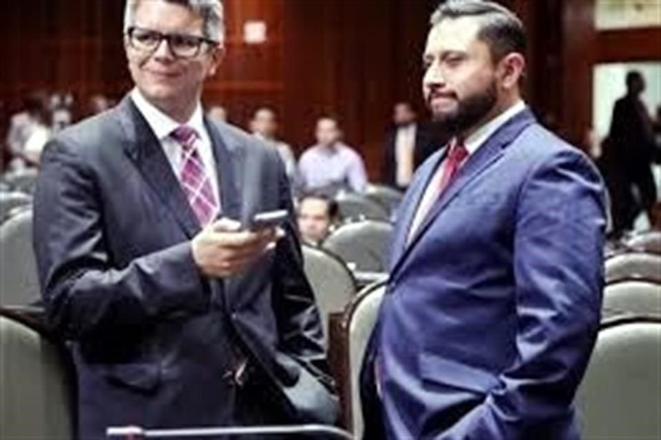 El priista Christopher James Barousse (izq) figura entre los destinatarios de pagos que César Duarte hizo como Gobernador de Chihuahua de una 'caja chica' de la que se habrían desviado más de 360 mdp.