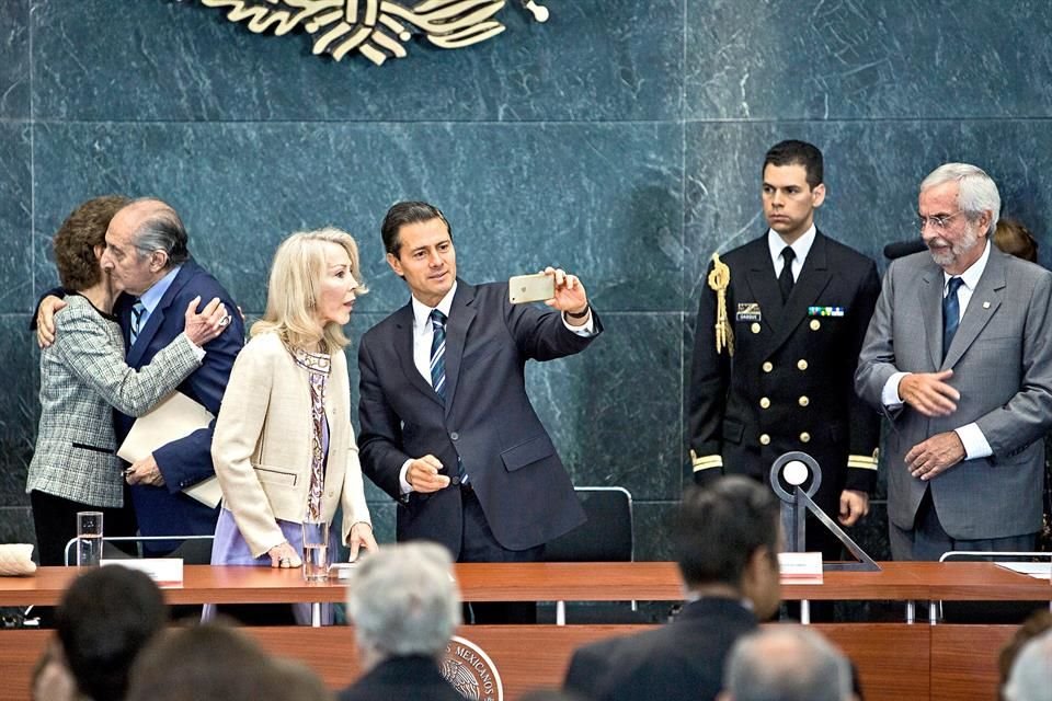 Silvia Lemus, viuda de Fuentes, convivió con el galardonado y el Presidente al finalizar la ceremonia.