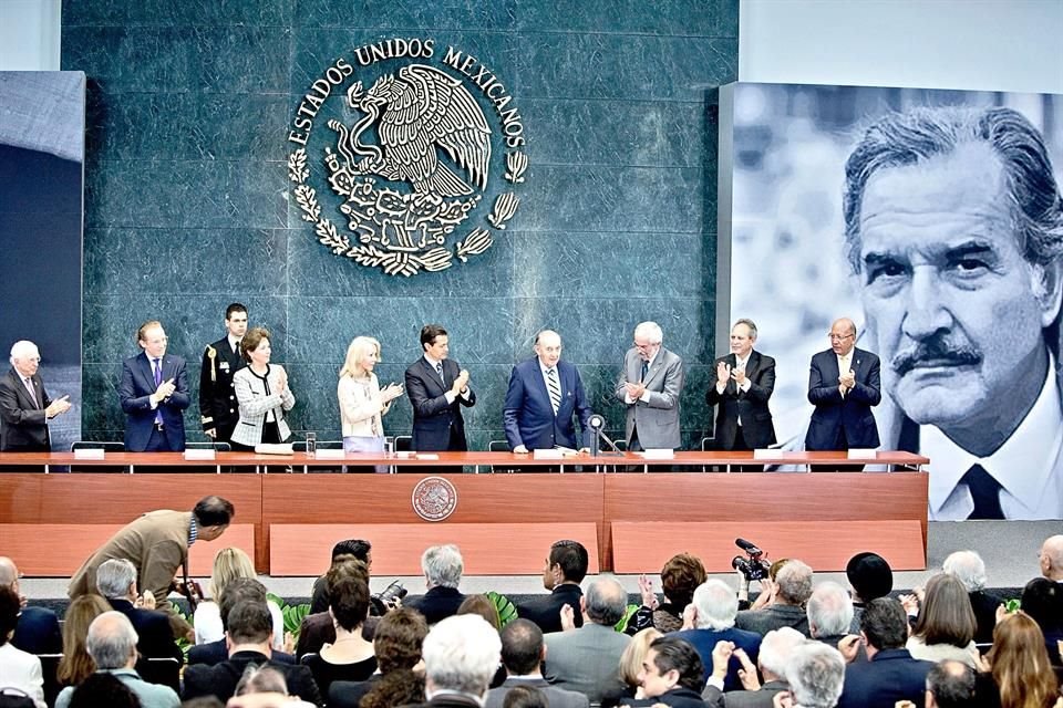 Lizalde recibió una escultura de Vicente Rojo y 250 mil dólares como parte del galardón convocado por la Secretaría de Cultura y la UNAM.