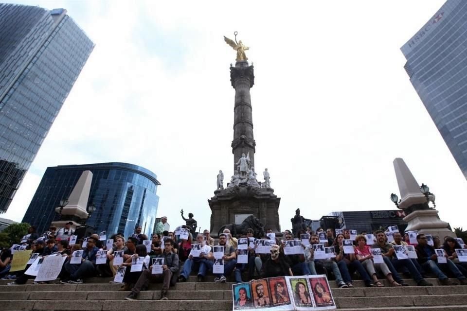 Decenas de reporteros, fotógrafos y trabajadores de medios de comunicación se congregaron en el Ángel de la Independencia para repudiar la violencia perpetrada contra el gremio.