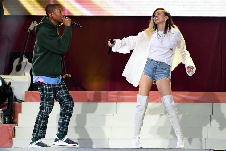 Pharrell Williams y Miley Cyrus interpretaron 'Happy'.