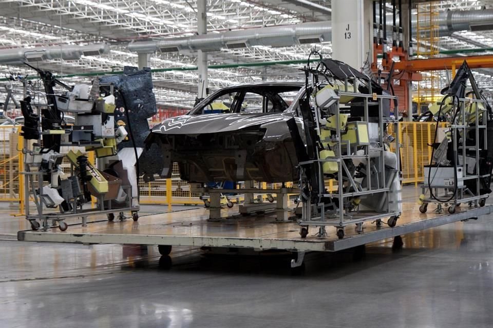 Nissan se une al cierre de operaciones en sus plantas, junto con Honda y GM.