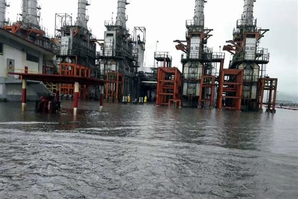 Personal de Pemex inició patrullajes en la zona.
