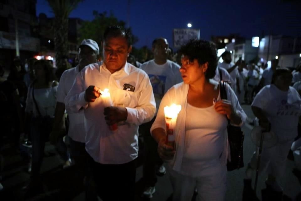 Los padres de Valeria marcharon en silencio y con valedoras