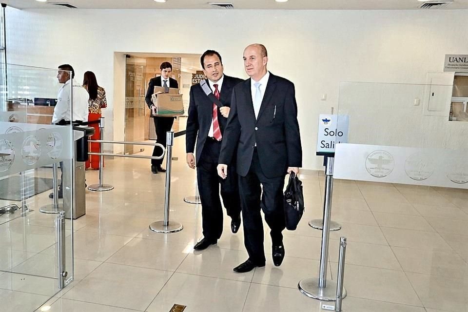 Emilio Rangel Woodyard sale de la audiencia de vinculación.