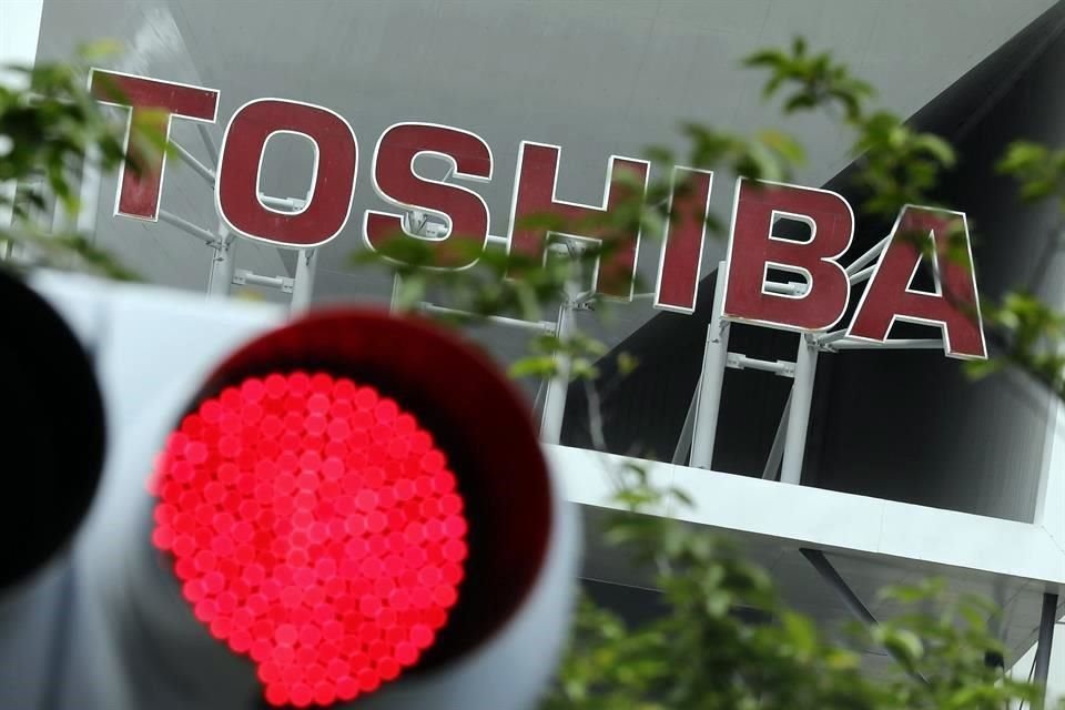 Toshiba también tiene previsto destinar unos 50 mil millones de yenes para pagar un dividendo especial.