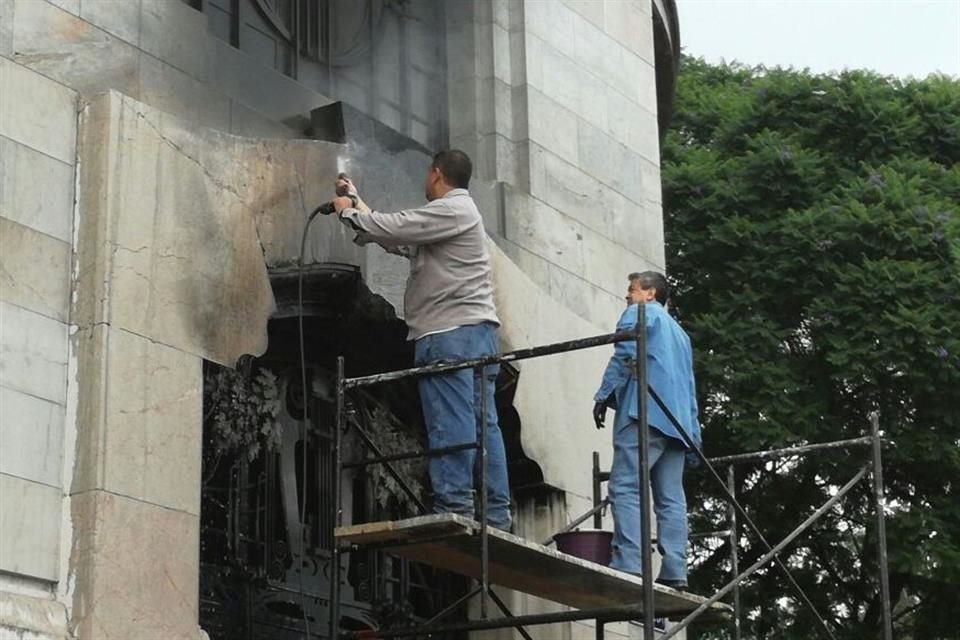 Se realizan trabajos de limpieza en el costado norponiente del Palacio de Bellas.
