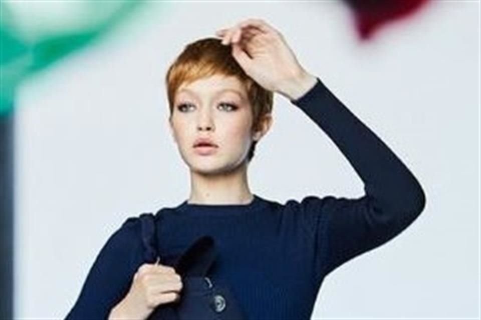 Gigi Hadid aparece con el cabello corto y castaño para la nueva campaña promocional de la firma de zapatos Stuart Weitzman.