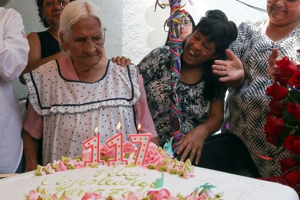 María ha recibido el apoyo y cariño de la gente que, sin conocerla, le han tendido la mano regalándole despensas, muebles y hasta recursos para reparar su patio.