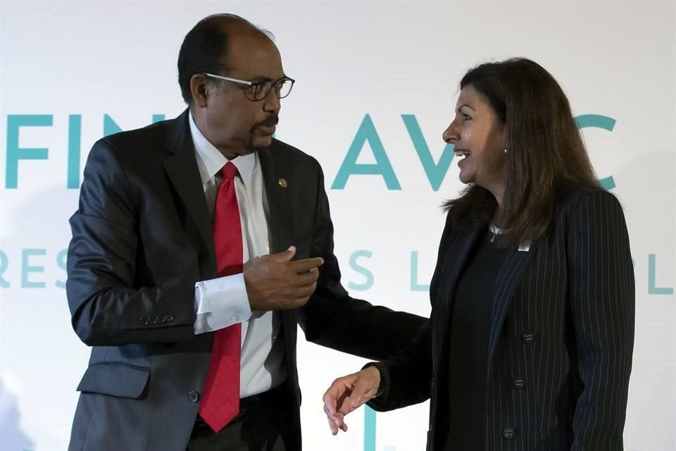 El director ejecutivo del Programa de Naciones Unidas para la Lucha contra el Sida (UNAIDS), Michel Sidibé, y la Alcaldesa de París, Anne Hidalgo, en la presentación del último informe sobre el VIH.