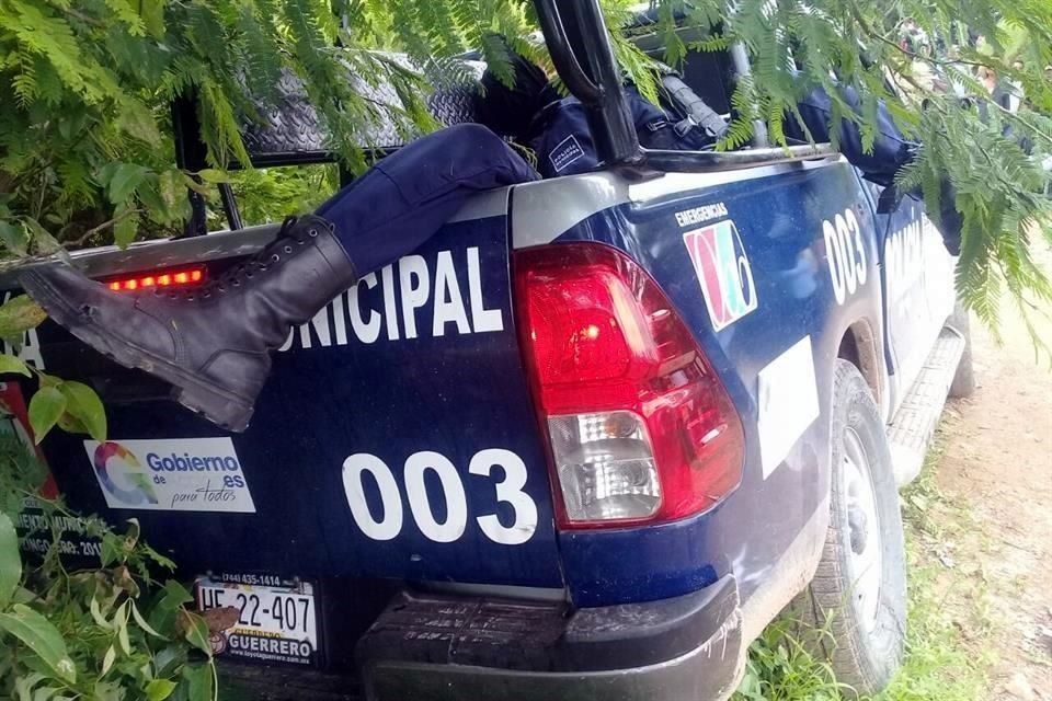 Un comando mató a 5 policías municipales y 2 empleados bancarios, a quienes despojaron de un mdp del programa Prospera, en Ahuacuotzingo.