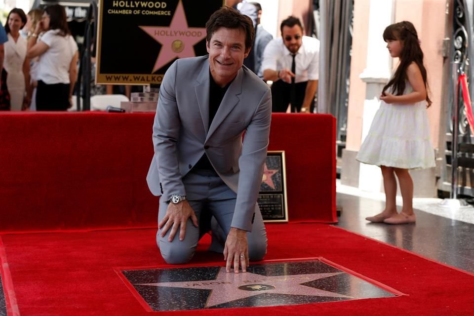 Jason Bateman develó este miércoles su estrella en el Paseo de la Fama en Hollywood.