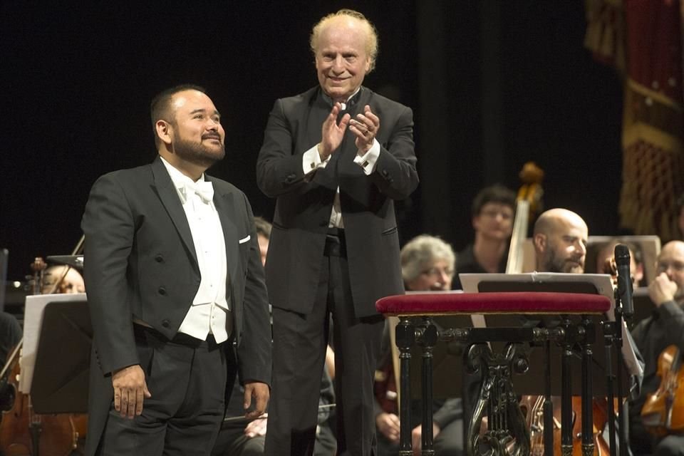 El tenor Javier Camarena y el director Enrique Arturo Diemecke en el Teatro Colón.