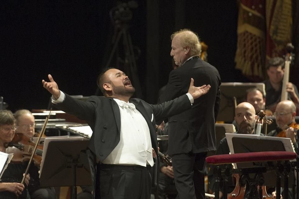 El tenor Javier Camarena y el director Enrique Arturo Diemecke en el Teatro Colón.