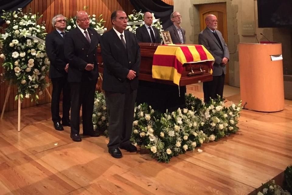 Funcionarios, amigos y compañeros de El Colegio Nacional rindieron un homenaje de cuerpo presente  al filósofo y poeta Ramón Xirau.