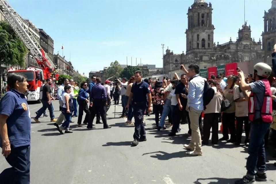 Elementos de seguridad realizaron el ejercicio de evacuación del edificio ante una amenaza de bomba, como parte de los protocolos que se realizarían en una situación real.