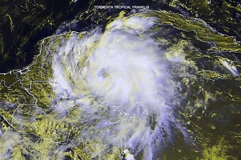 La tormenta cruza el sur de la Península de Yucatán con vientos sostenidos de 75 kilómetros por hora y rachas de 95 kilómetros por hora, según el Servicio Meteorológico Nacional.