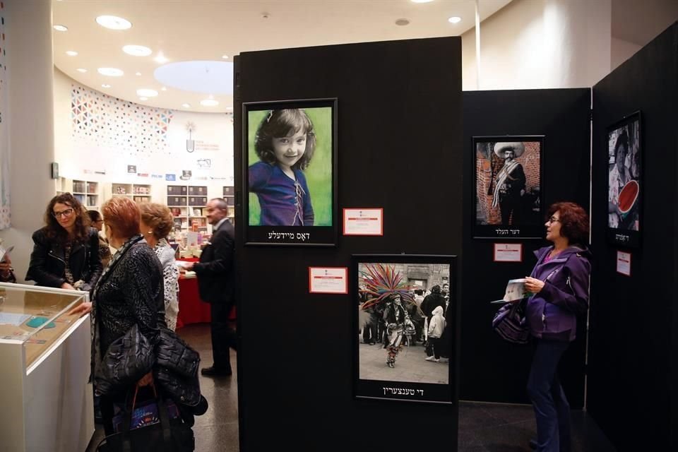 La Feria del Libro Judío se realiza al interior de la librería Rosario Castellanos.