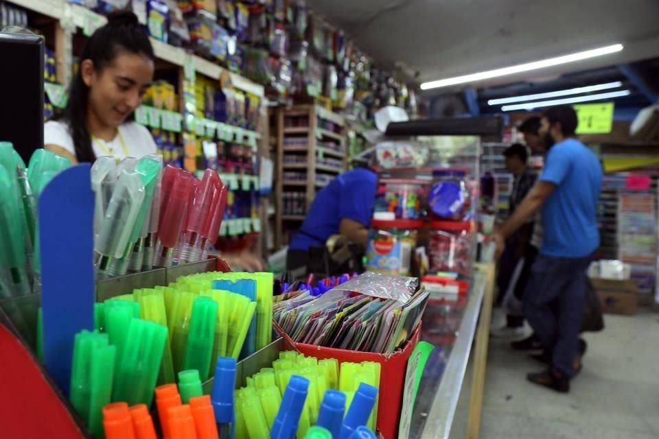 Los ingresos de artículos de papelería, para el esparcimiento y otros artículos de uso personal cayó 1.26 por ciento en mayo. 