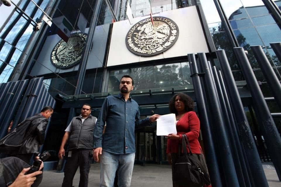 Los legisladores Candelaria Ochoa y Jorge lvarez Mynez afuera de la sede de la PGR.
