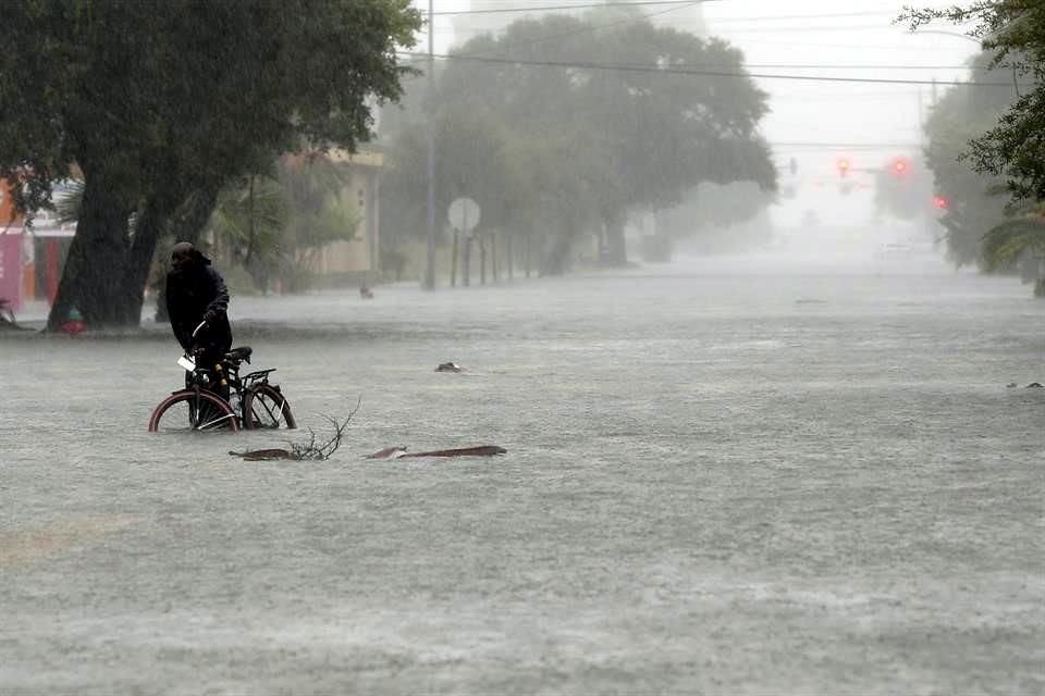 El Alcalde de Houston impuso un toque de queda en un esfuerzo para prevenir crímenes y saques en la ciudad inundada por el huracán Harvey.