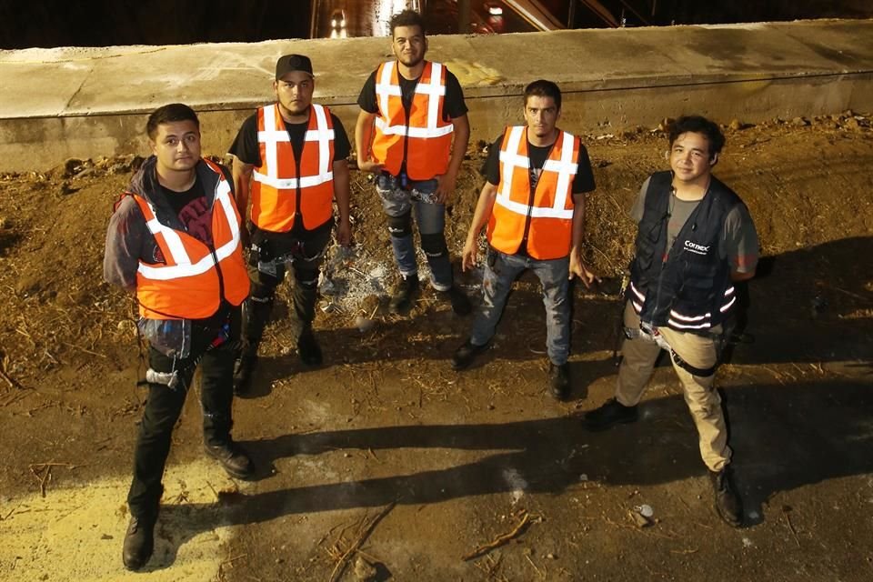 Leonardo Ayala (izq. a der.), Missael Irai Valerio, Iván Alcalá, Hugo Antonio Cavazos y Malcom Vargas participan en el trazado del mural.