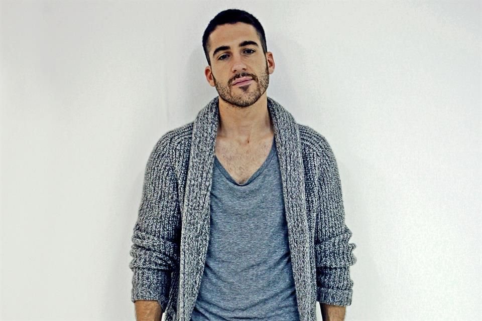 El español da vida a Lito, un actor mexicano que aprende a vivir plenamente su homosexualidad.