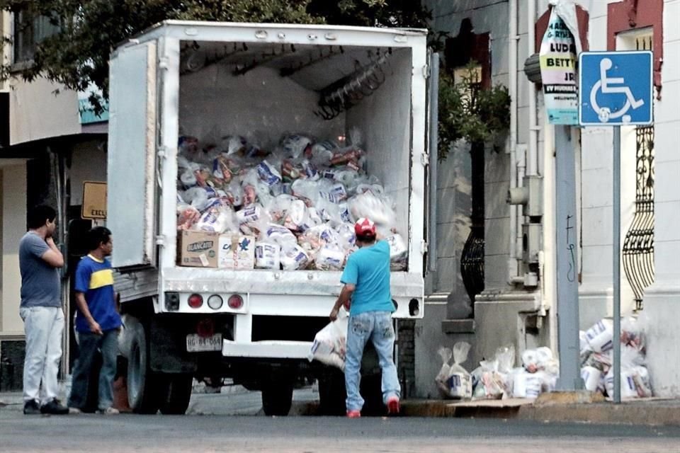 Las despensas son trasladadas en un camión que no porta placa delantera y que en la parte trasera tiene una lámina RG-84064, de Nuevo León.