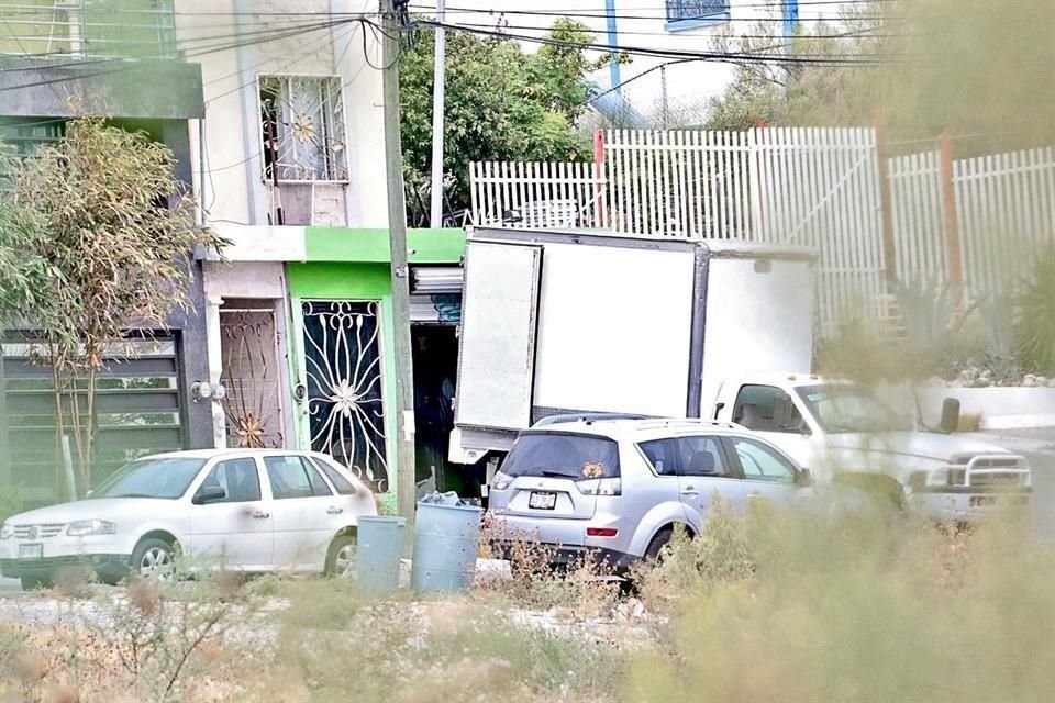 Ese mismo vehículo fue fotografiado el 28 de agosto pasado bajando despensas oficiales en la casa del regidor independiente de Santa Catarina, Alejandro Medrano.