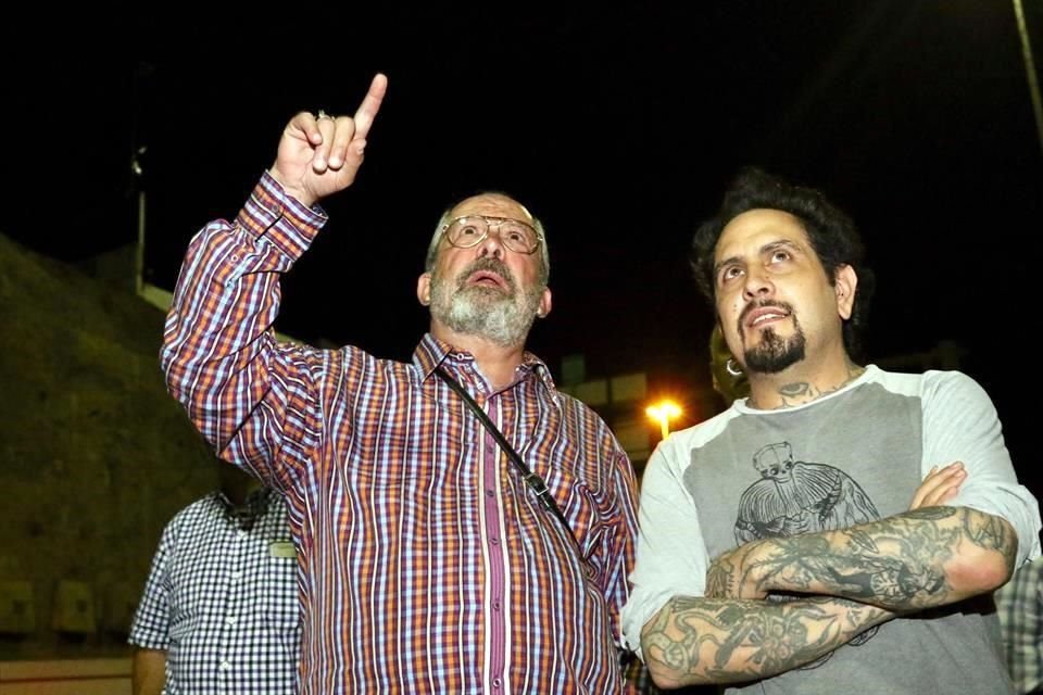 El Alcalde Mauricio Fernández y el artista observaron el mural iluminado con varios colores.