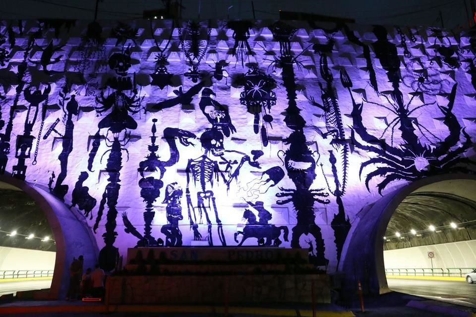 El Alcalde Mauricio Fernández y el artista observaron el mural iluminado con varios colores.