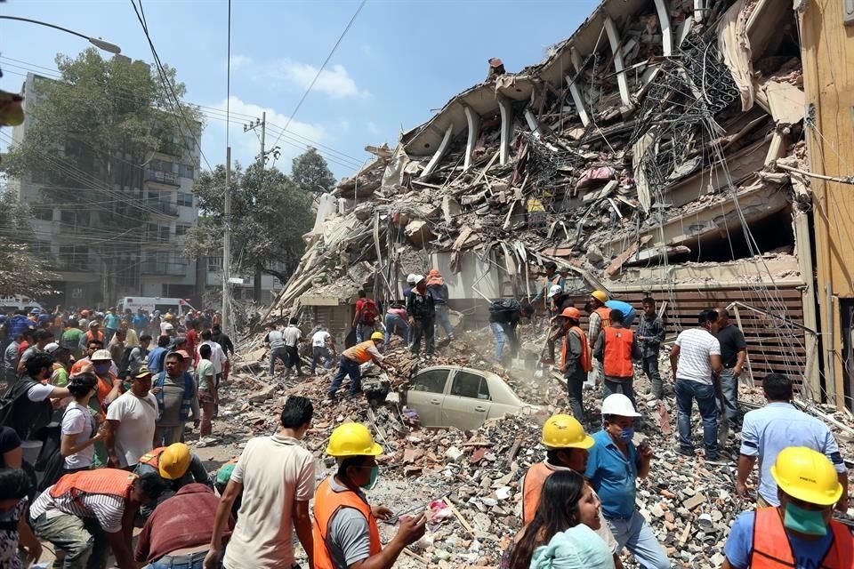 Hasta aproximadamente las 16:00 horas, al menos 29 edificios se han reportado como colapsados o derrumbados en CDMX, como sucedió en la esquina de las calles Gabriel Mancera y Escocia.