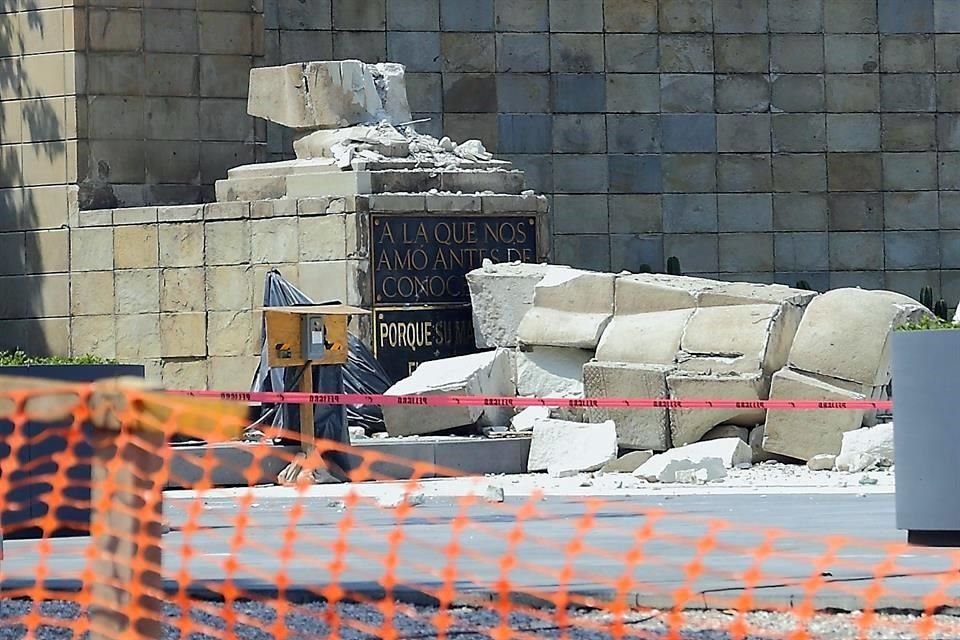 Parte del Monumento a la Madre se quebró y quedó derruido en el piso. La plaza se encontraba en obras de remodelación cuando ocurrió el sismo.
