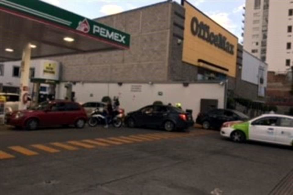 Algunas gasolineras de la Ciudad empezaron a tener largas filas, debido al sismo registrado en la tarde de este martes.