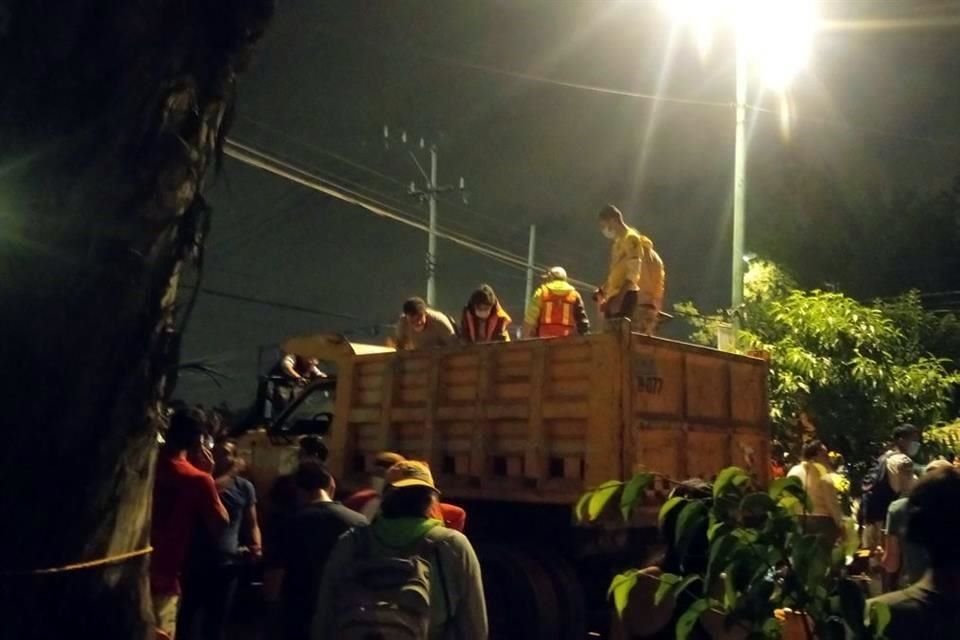 Decenas de personas trabajan en varios puntos de CDMX con esperanza de encontrar sobrevivientes entre las ruinas de los inmuebles demolidos.