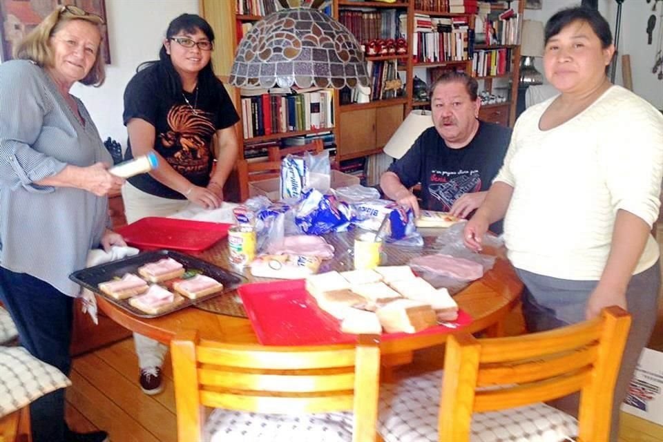 Paco Ignacio Taibo II preparó sandwiches para los brigadistas.