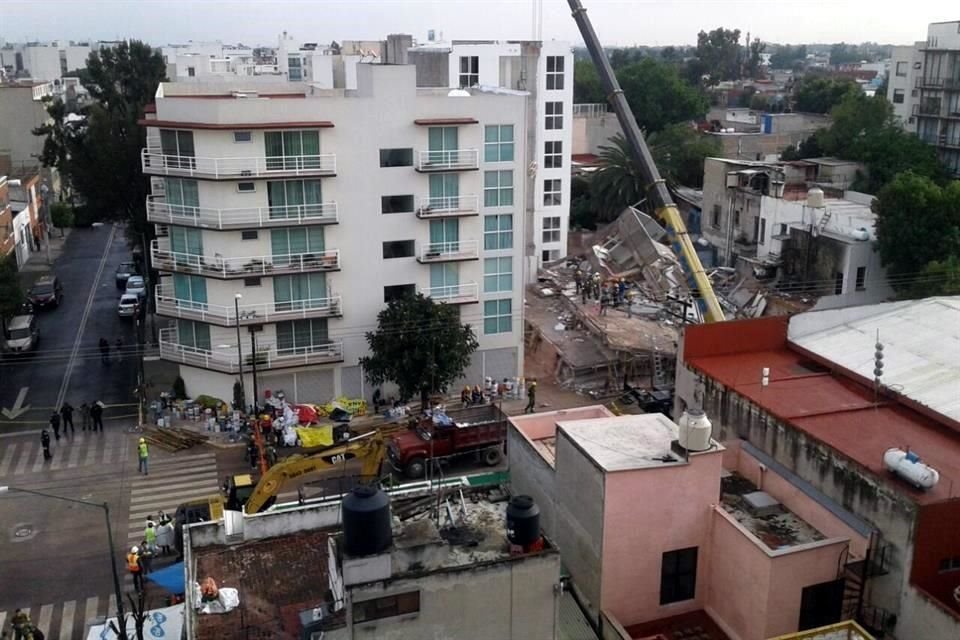 De acuerdo con vecinos, se trata de una empleada doméstica que se encontraba al interior de un edificio habitacional de seis niveles, ubicado en Bretaña, entre Irolo y Valdivia.