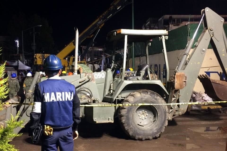 La maquinaria pesada fue llevada al Rébsamen para apoyar las tareas de rescate.