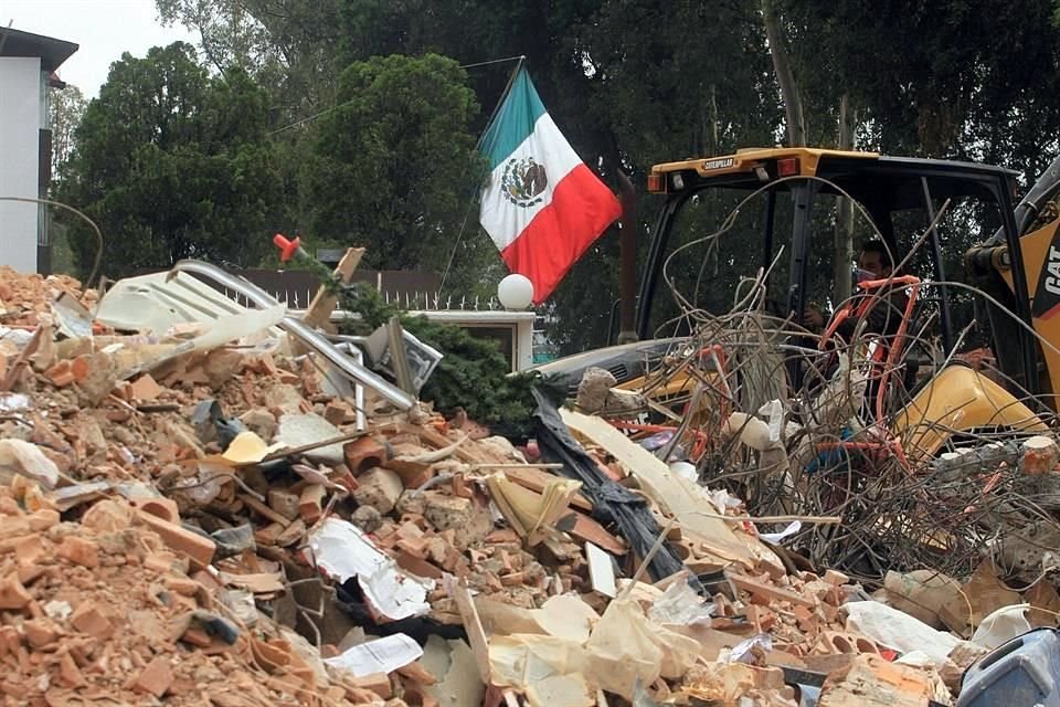 Víctor Hugo Espíndola, especialista en sismos del Servicio Sismológico Nacional, de la UNAM, explica que, al encontrarse más cercano el epicentro del temblor del 19 de septiembre, a sólo 120 kilómetros, los habitantes de la CDMX lo percibieron más violento.